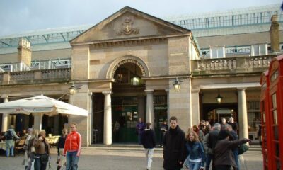 Visitantes diante da fachada de pedra do Covent Garden Market, em Londres.