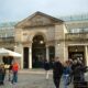 Visitantes diante da fachada de pedra do Covent Garden Market, em Londres.