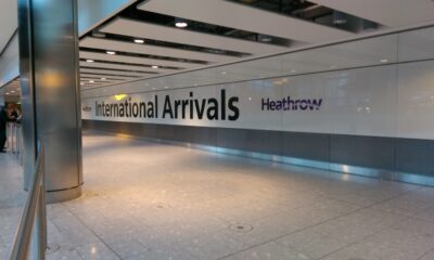 Letreiro International Arrivals no corredor de chegadas do aeroporto de Heathrow.
