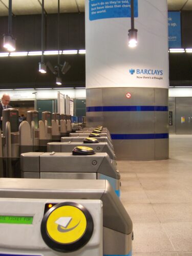 Catracas metálicas com leitores circulares amarelos na estação Canary Wharf, em foto de arquivo de 2006.