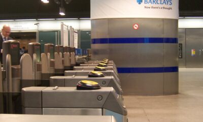 Catracas metálicas com leitores circulares amarelos na estação Canary Wharf, em foto de arquivo de 2006.