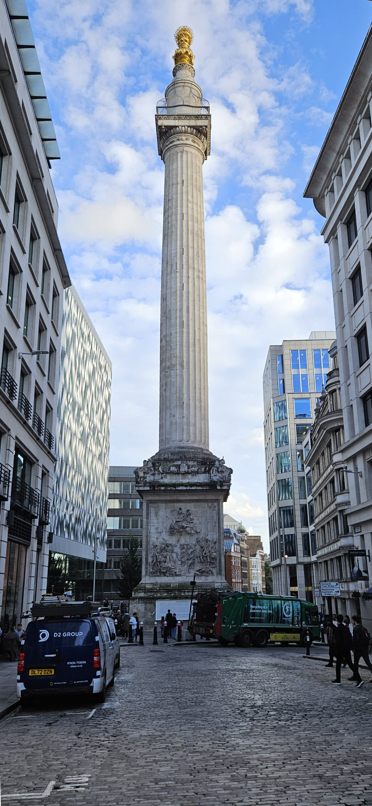 Coluna do Monument com urna dourada, entre edifícios da City de Londres; fotografia de arquivo de 2023