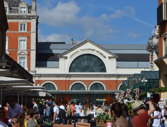 Fachada do London Transport Museum em Covent Garden, fotografia de arquivo de 2017