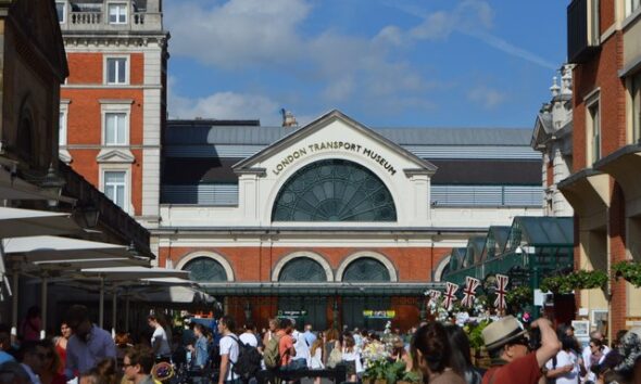 Fachada do London Transport Museum em Covent Garden, fotografia de arquivo de 2017